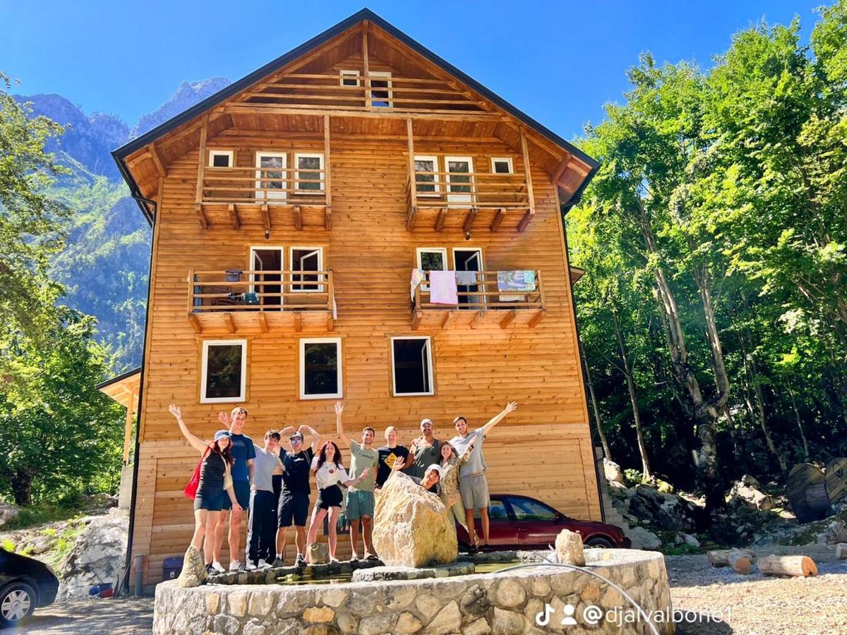 Adenisi Guesthouse Tropoje Exteriér fotografie